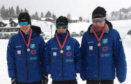 Lars De Bartolo, Håvard Såghus Winterkjær og Magnus Aasbø med hver sin medalje etter søndagens sprintøvelse i KM