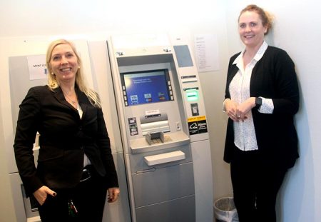 Karin Grudal og Susan Sandåker foran den nye døgnåpne bankløsningen i Gjerstad Sparebank