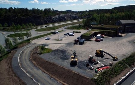 Til venstre på bildet ligger en av rundkjøringene Gjerstad Historielag vurderer å utsmykke