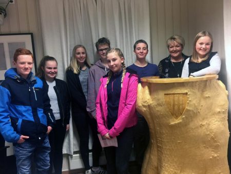 En flott og engasjert gjeng ungdommer i det nye ungdomsrådet i Gjerstad kommune, sammen med ordfører Inger Løite.