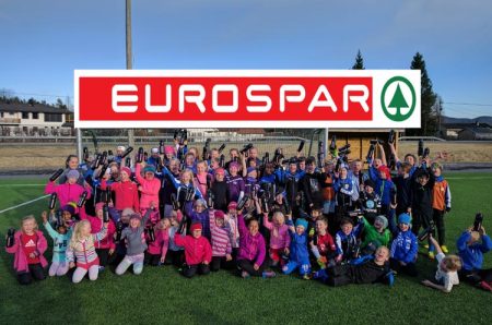 GILs fotballspillere takker Eurospar for støtten