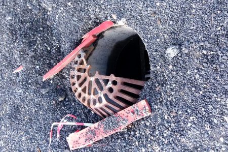 Denne kummen på utsiden av Gjerstad legekontor bør nå rette vedkommende fikse opp i.