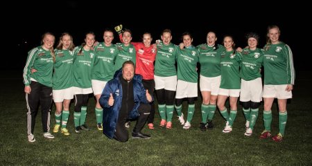 RIsørs jentelag med målhissige gjersdølinger på laget. Foto: Tore Myrbeg, iRisør.no