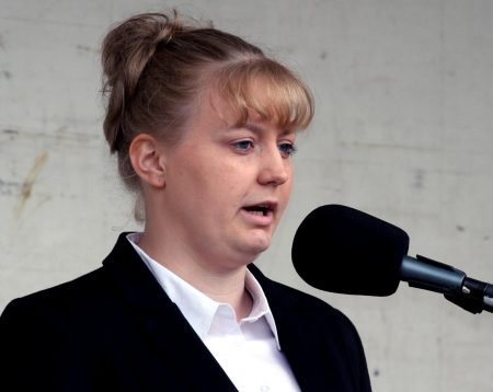 Agnete Aasbø holdt en tale til ettertanke under dagens 17.mai-feiring på Abel ungdomsskole