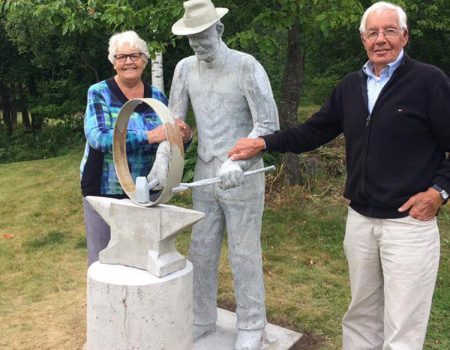 Kirsti Løite og Svein Brekka ved statuen av sin egen bestefar, Sone Brekka. Foto: Inger Løite