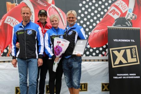 Glade gjersdølinger mottok den storslåtte gaven av Kongen av skiskyting. Foto: GIL