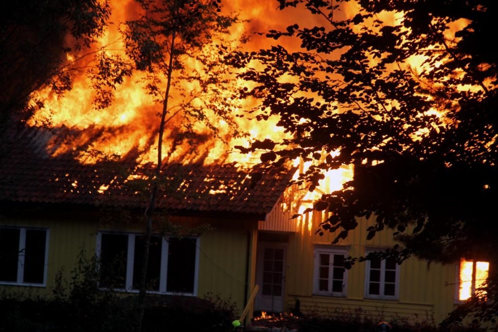 Hus overtent i brann på Fiane