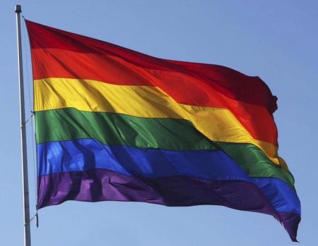 Regnbueflagget vil vaie på kommunens flaggstang utenfor kommuneshuset denne uka.