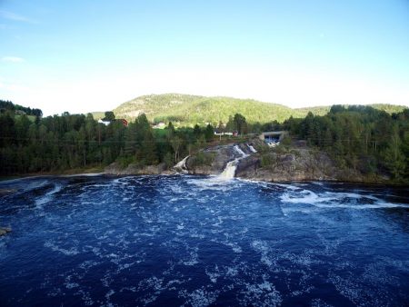 Arkivbilde fra Sandåkerhølen under flommen i fjor høst
