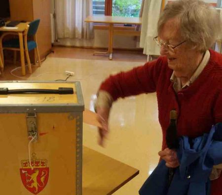 Adina Limyr (101) benyttet anledningen til å forhåndsstemme onsdag. Foto: Gjerstad kommune