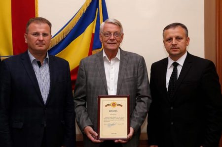 Håkon Vefald mottok på vegne av organisasjonen Norge-Moldova heder og ære fra Moldovas innenriksminister. Foto: Facebook.