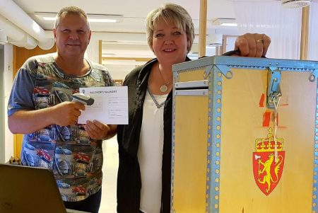 Valgansvarlig Lasse Fosse og ordfører Inger Løite er klare for å ta imot din stemme på valgdagen 11. september.