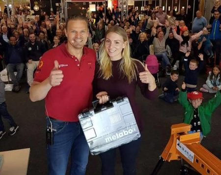"Sinnasnekkeren" Otto Robsahm delte ut premie til årets handygirl, Isabelle Aasbø. Foto: Facebook.