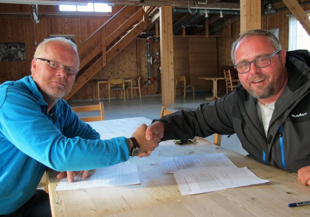 Avtalen i boks! Odvar Eikeland fra Gjerstad skyttarlag og Kjell Trygve Grunnsvoll fra Gjerstad JFF er enige.