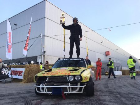 Olav Haugen Hasdal fikk med seg hjem en solid pokal fra Oslo Motor Show. Foto: Facebook