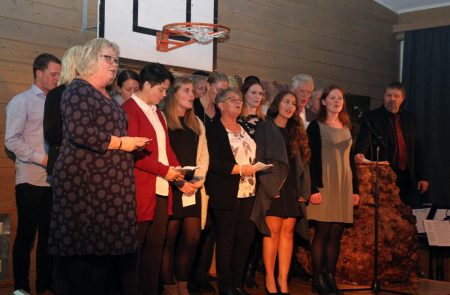 Lærere og ansatte synger spesialkomponert jubileumssang