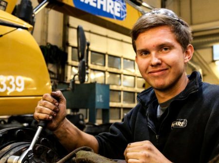 Erling Aasbø er lærling i Hæhre Entreprenør. Foto: Runar Daler, Anleggsmaskinen.no