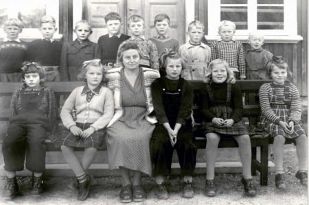 Framsida til Før i tida 2018. "Lærinden" med 2. klasse 1952. Navn på alle eleven står i heftet