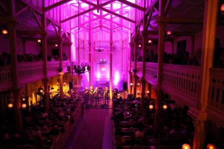 Kirkerommet ble fylt til siste sete i kveld