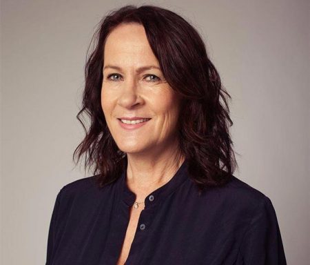 Vigdis Hjort gjester Gjerstad folkebibliotek tirsdag. Foto: Kjell Ruben