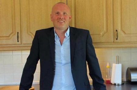 Jarle (44) søker kjæreste! Jarle Valle (44) ønsker seg ut av ungkarstilværelsen. Det må vi jo hjelpe til med! Foto: Facebook