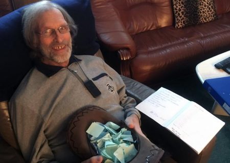 Karl Petter Eriksen foretok selv trekningen av gevinstene i sitt eget julelotteri