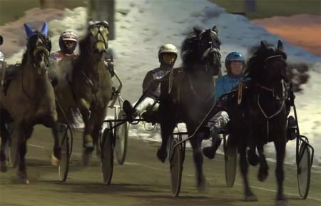 Løkki Flaksa med kusk Vilde Mari Kals på vei mot karrierens første V75-seier.