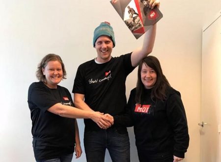 MOT-Olav flankert av de lokale MOT-lederne Esther K. Hoel Og Torill H. Sletten. Foto: Facebook