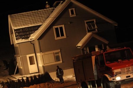 I dette huset ved Korsen rykket brannvesenet ut til pipebrann lørdag kveld