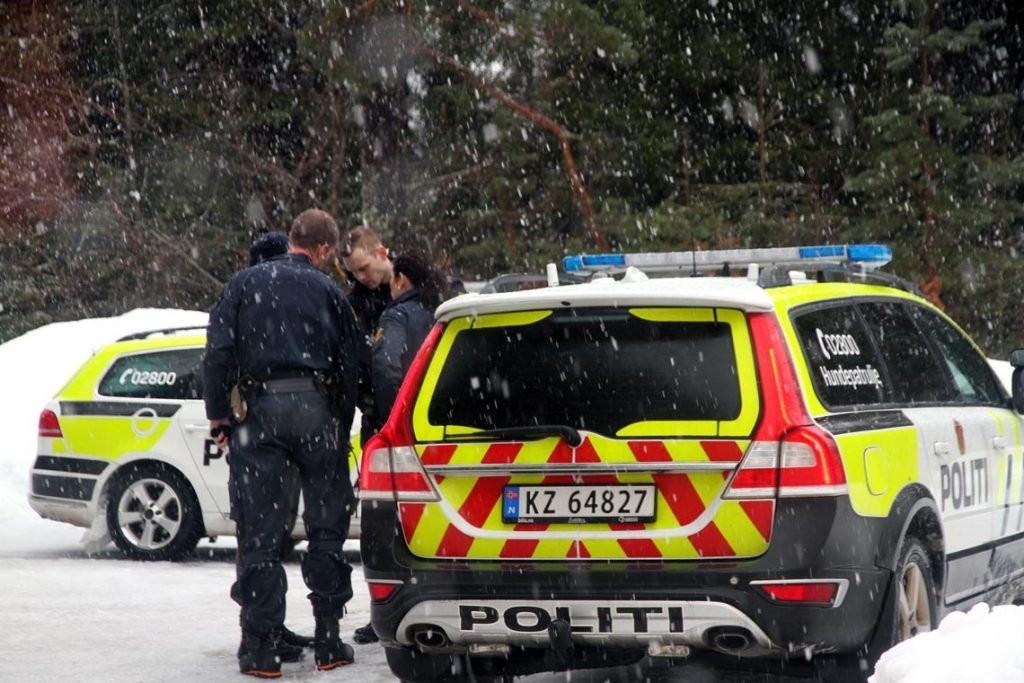 Politiet ved veien til Gunnustad i Øvre Gjerstad, rett ved grensen til Telemark