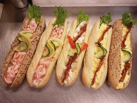 Dagsferske baguetter er blant varene som kan kjøpes til halv pris den siste timen før stengetid hos YX i Egddalen.