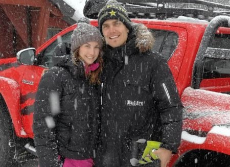 Berit-Janita S. Myrland kunne posere med den tidligere verdensmesteren i drifting, Fredric Aasbø. Foto: Facebook.