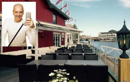 Mike Primo lager partystemning på Galeien i Kragerø på lørdag