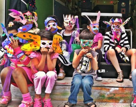 Kle deg ut og bli med på karnevalgudstjeneste på søndag!