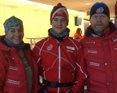 Ånon Flåta vant dagens NC-renn i skiskyting på Voss. Her et arkivbilde fra i fjor sammenen med foreldrene Kathrin og Bjørn.