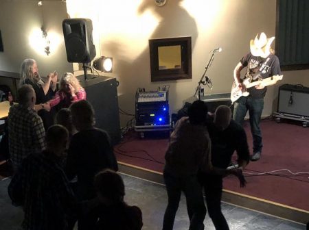 Flere fikk luftet danseskoa på Lyngrillen lørdag kveld