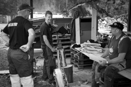 Espen Aasbø (i midten) under tekkjardugnaden i juni 2017, da det ble lagt stikketak på innhustaket i Lia. Paul Jakob Aasbø til venstre og instruktør Hans Petter Musum til høyre. Foto. Torgrim Landsverk.