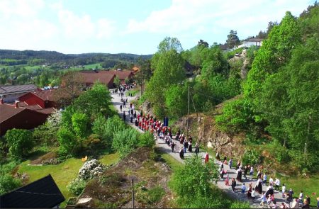 17.mai-toget på vei til Gjerstadheimen