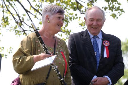 Elisabeth Aspesæter og Bjørn Urfjell var blant de mange som hygget seg under årets feiring av nasjonaldagen i Gjerstad