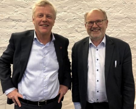 Fylkesrådmann Arild Eielsen (t.v) takket i dag for seg etter 26 år i fylkeskommunen. John G. Bergh er nyvalgt fylkesrådmann frem til fylkene slås sammen i 2020.