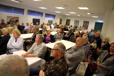 Snaue 100 mennesker fylte opp lokalene under biblioteket for å følge kveldens filmpremière.