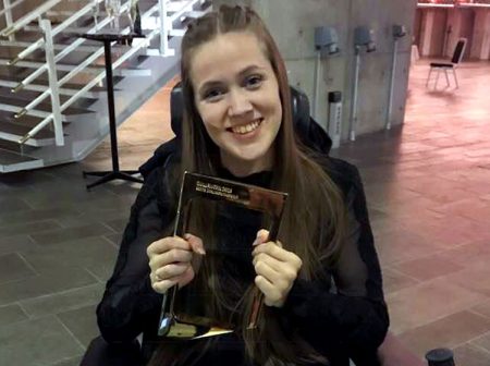 Hannah Lunden kunne smile bredt etter å ha vunnet Gullruten 2018 med "Søsken" der hun selv hadde en sentral rolle. Foto: Facebook.