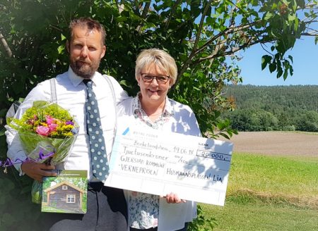 Torgrim Landsverk og kona Nancy Ciancio ga bort halve prisbeløpet til kommunen. Foto: Astrid H. Bråten, Gjerstad kommune