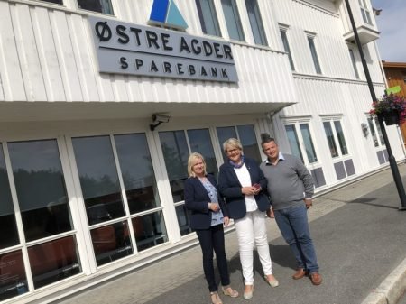Banksjef Nina Holte, ordfører Inger Løite og tidl. styreleder i Gjerstad Sparebank, Jan Kenneth De Bartolo