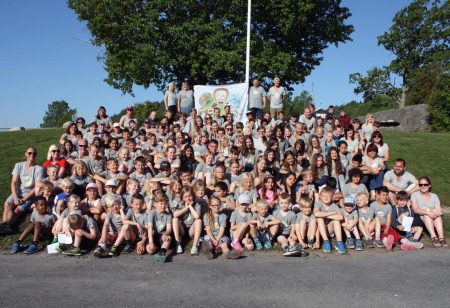 Her er alle klassene i Erasmus+ prosjektet samlet utenfor Gjerstad skole. Foto: Gjerstad skole