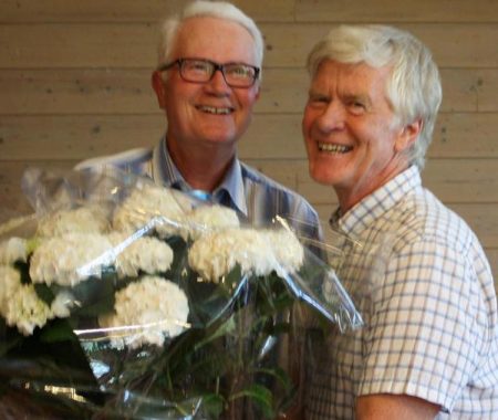 Kristen Øybekk fikk blomster og rosende ord onsdag kveld. Her sammen med mangeårig kollega Alf Schibstad.