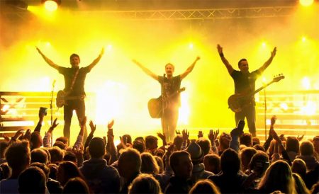 Postgirobygget leverte varene på Gjerstad LIVE. Allsangen runget over Brokelandsheia