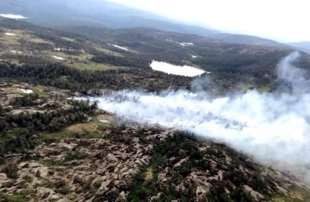 Østre Agder Brannvesen har tatt et bilde av brannen fra helikopter. Foto:ØABV