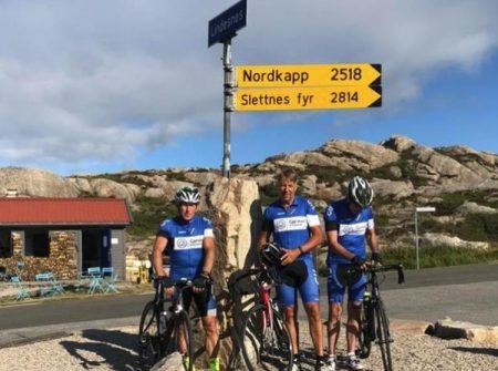 De tre kompisene skal sykle 2518 kilometer fra Lindesnes til Nordkapp. Det blir garantert en minnerik opplevelse! Foto: Facebook