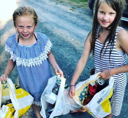 Linnea Svendsen og Elida Sandåker har plukket opp masse søppel fra Sandåkerhølen. Foto: Privat.